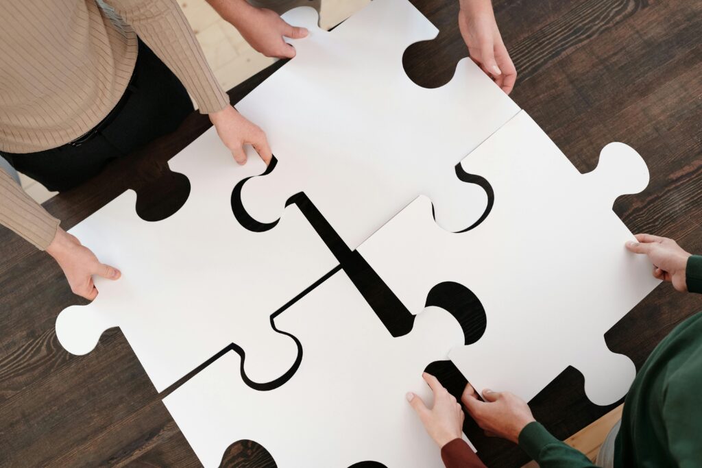 Two puzzle pieces symbolizing collaboration and integration between LangChain vs LlamaIndex frameworks